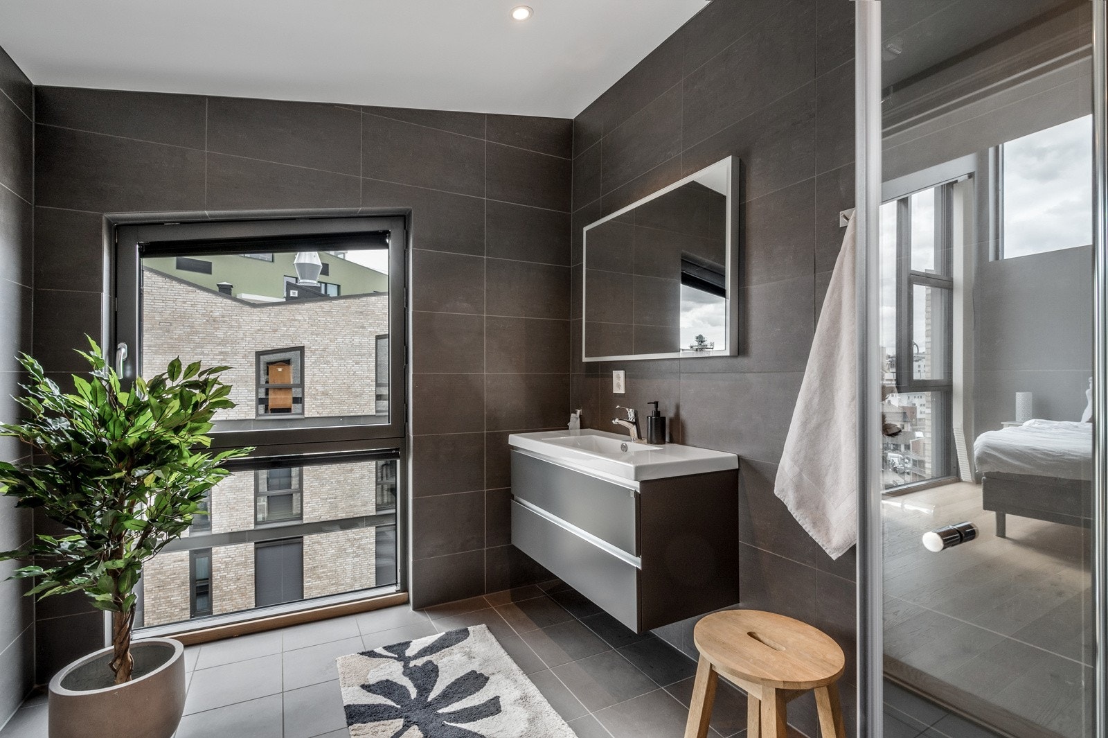 Rommet har innredning med nedfelt servant, veggfestet toalett og dusjnisje. Galleribilde