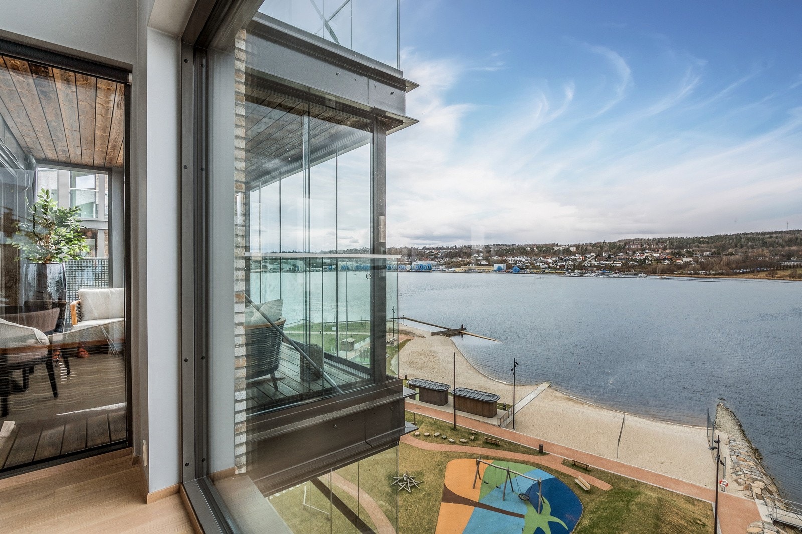 Det er hele tre balkonger, en er innglasset. Galleribilde