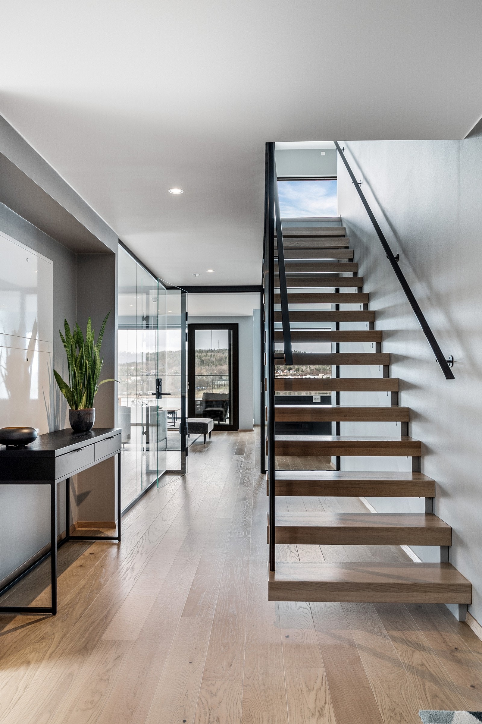 Legg merke til den lekre "svevende" trappen som binder etasjene sammen. Galleribilde