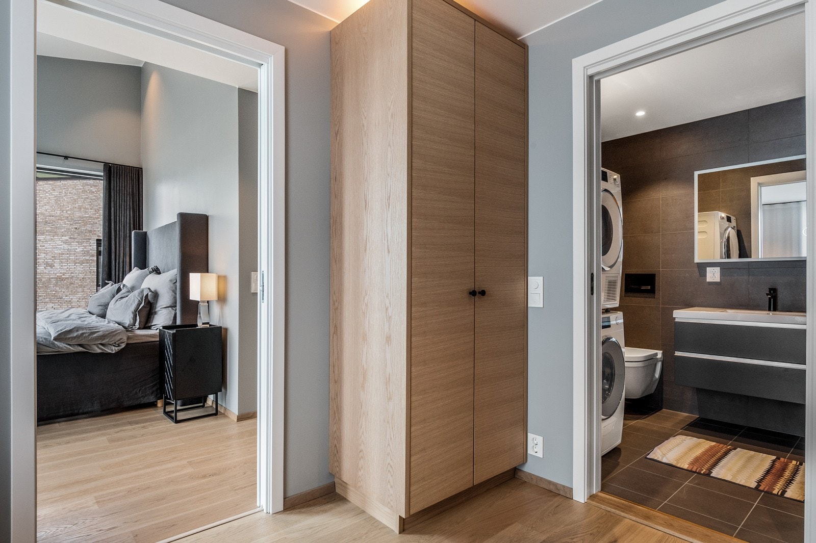 Hovedsoverommet har via garderoberom inngang til eget bad. Galleribilde