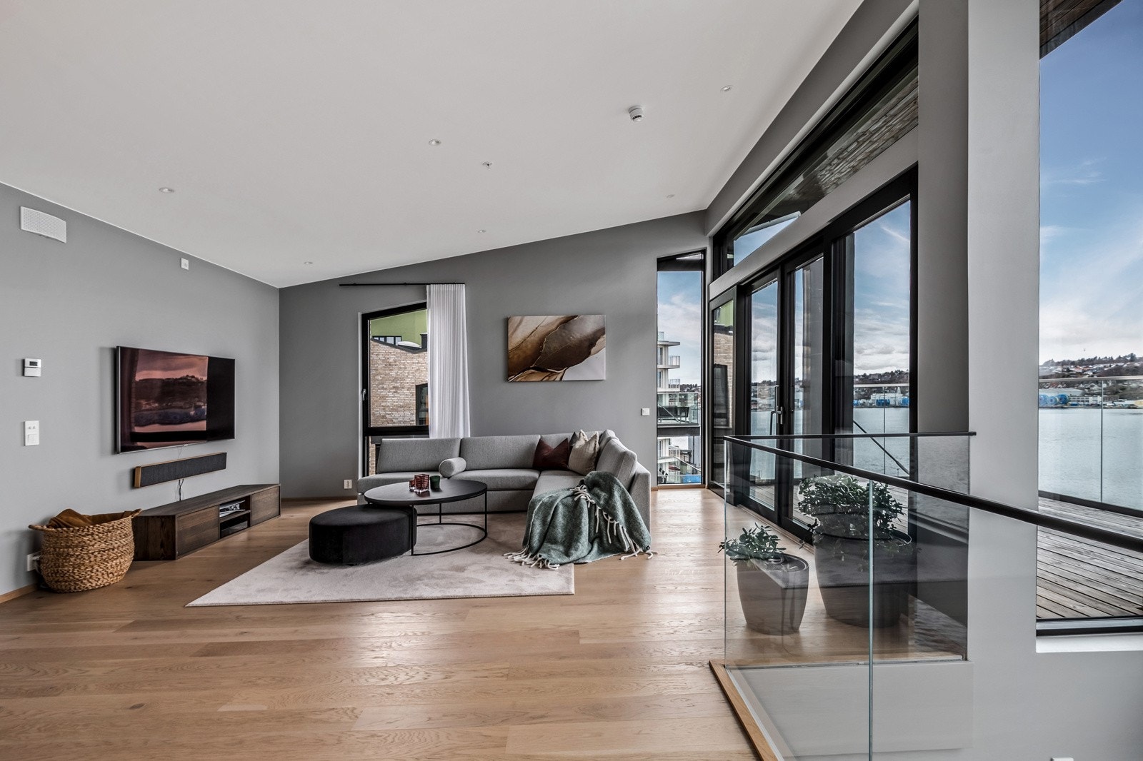 Vinduene fungerer som levende kunstverk som stadig endrer seg med været og lyset utenfor. Galleribilde