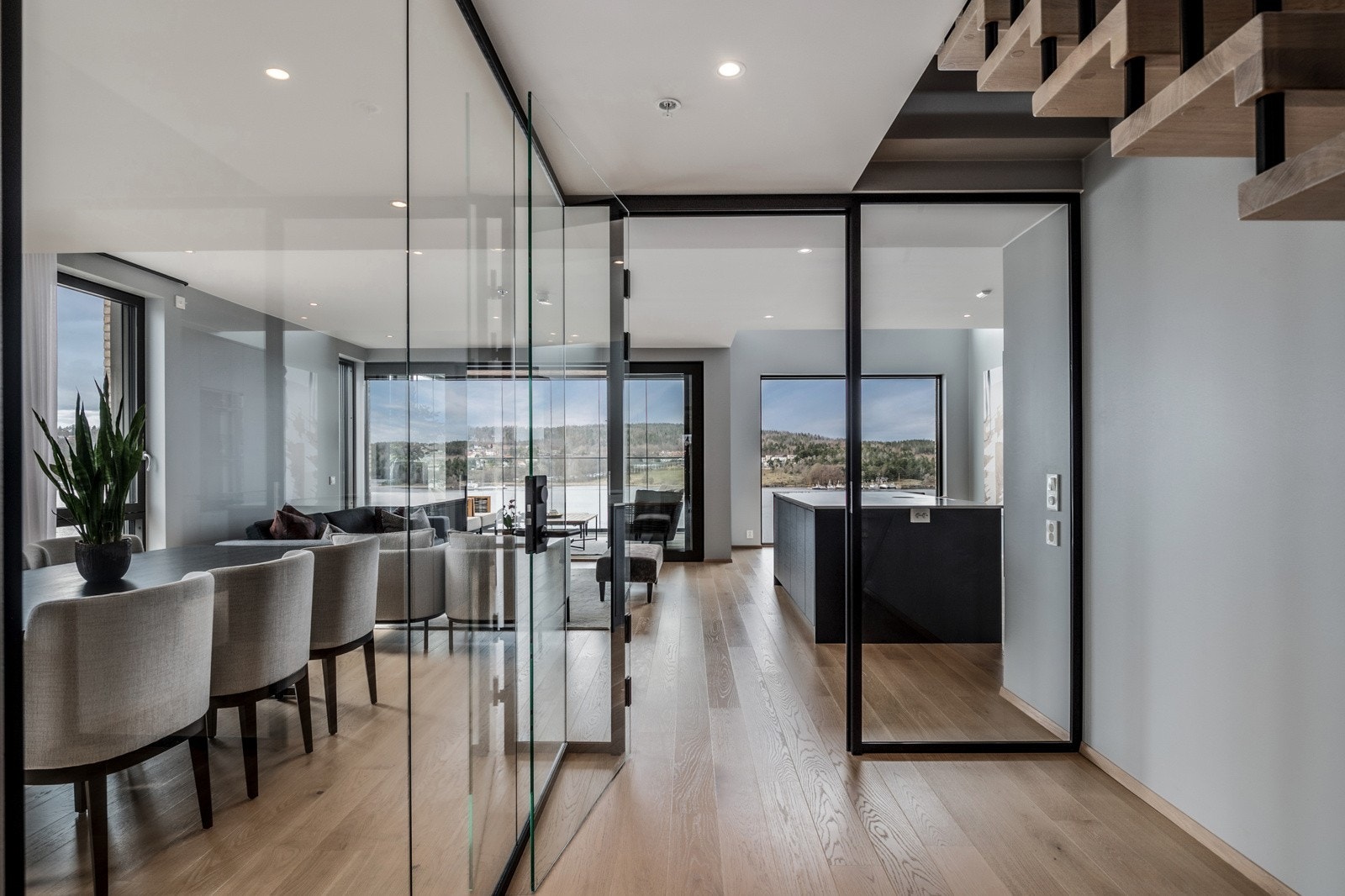 Stuen har enstavseikeparkett på gulvet mot lyse veggflater og listefrie overganger til himlingen, noe som gir et stilrent uttrykk. Galleribilde