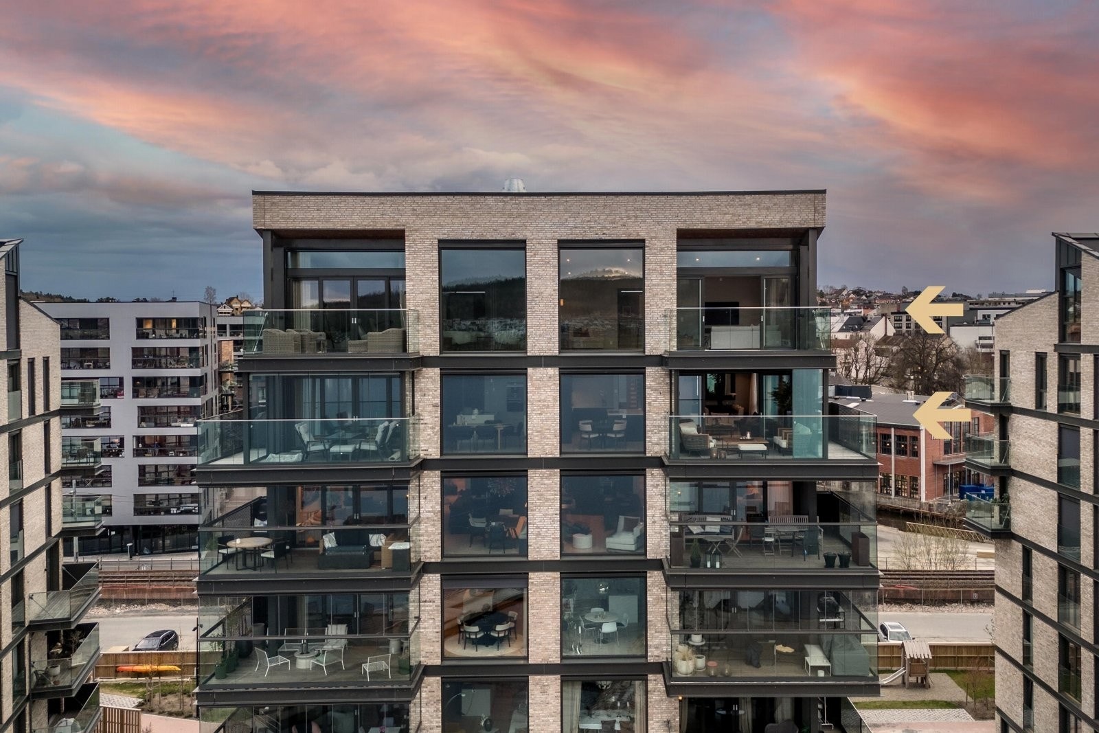 Toppleilighet over to plan med tre balkonger. Galleribilde