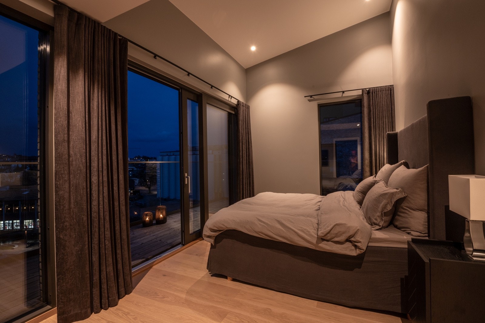 Hovedsoverommet er i en klasse for seg med egen østvendt balkong med nydelig utsikt, walk-in closet og eget bad. Galleribilde