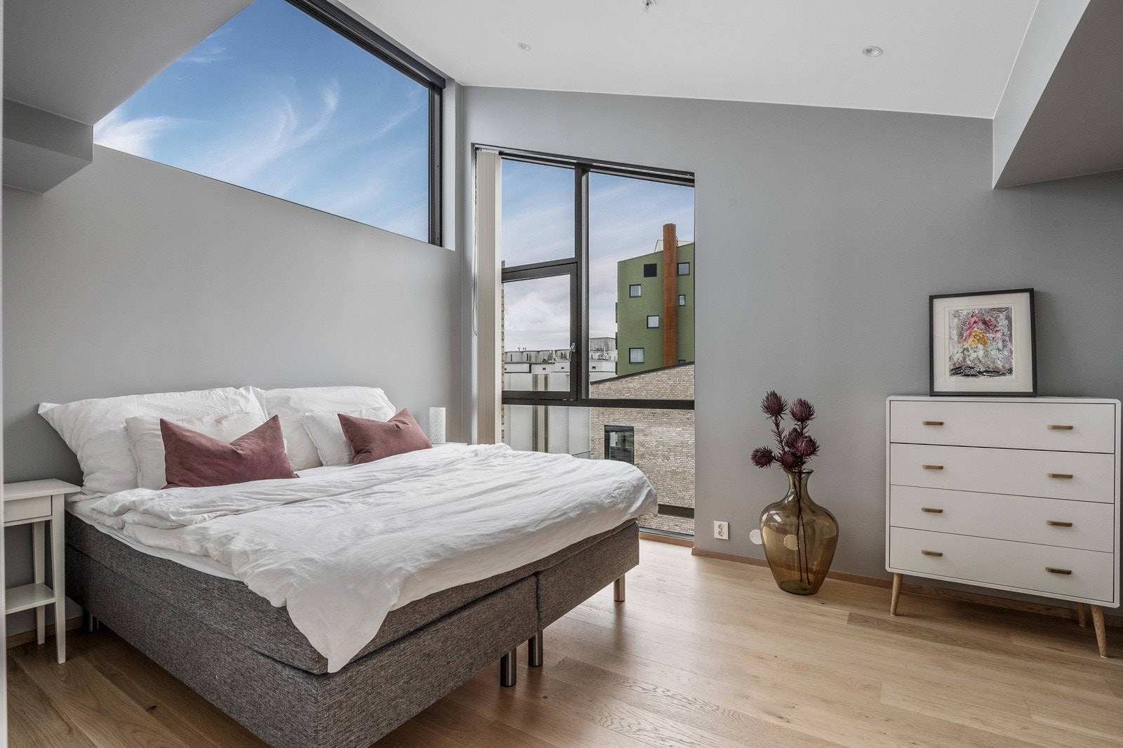 Leiligheten har tre utmerkede soverom. Dette er soverommet i 8. etasje. Galleribilde