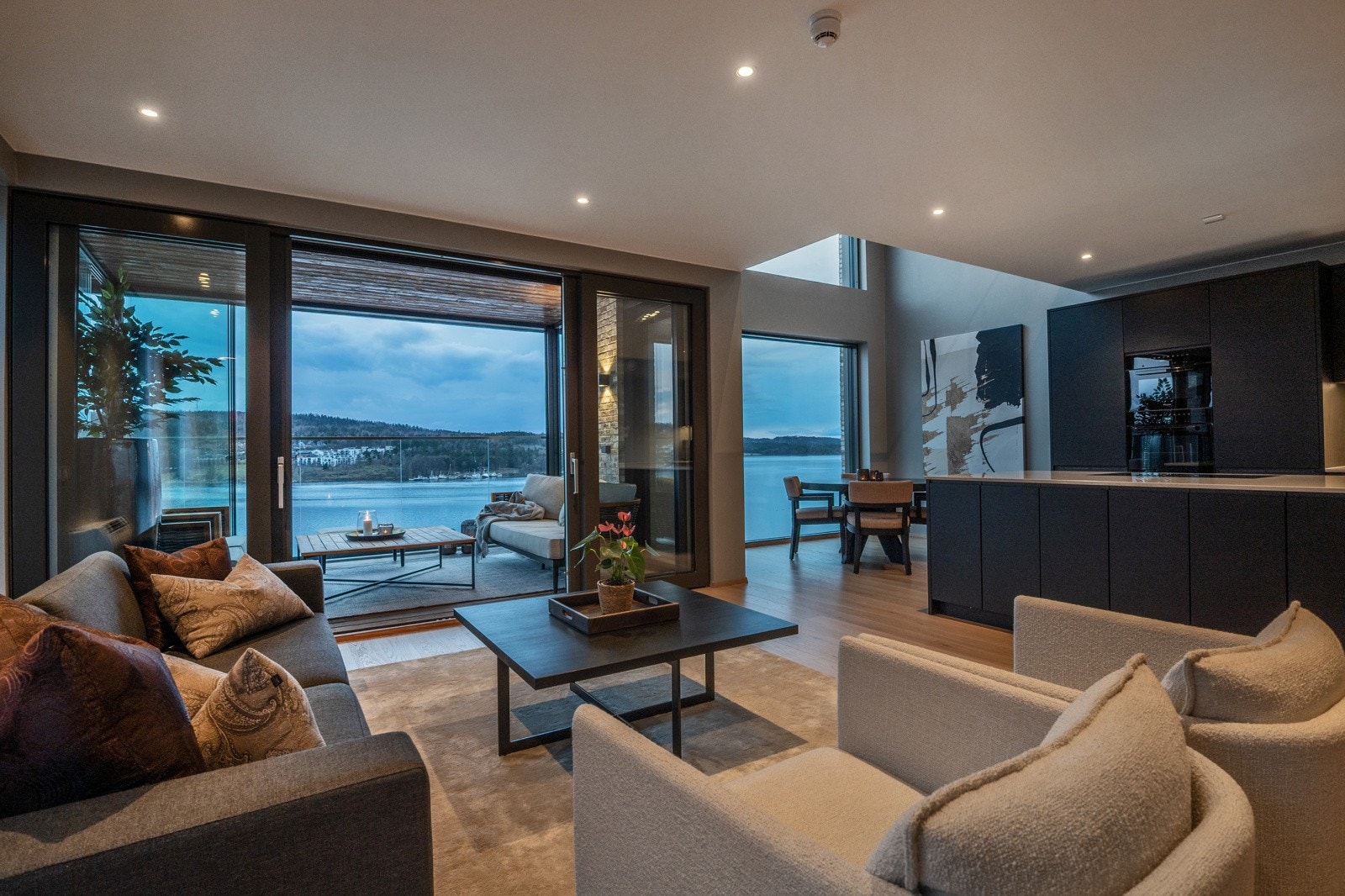 Leiligheten har moderne design, kombinert med en flott beliggenhet og fantastisk utsikt over vannet. Galleribilde