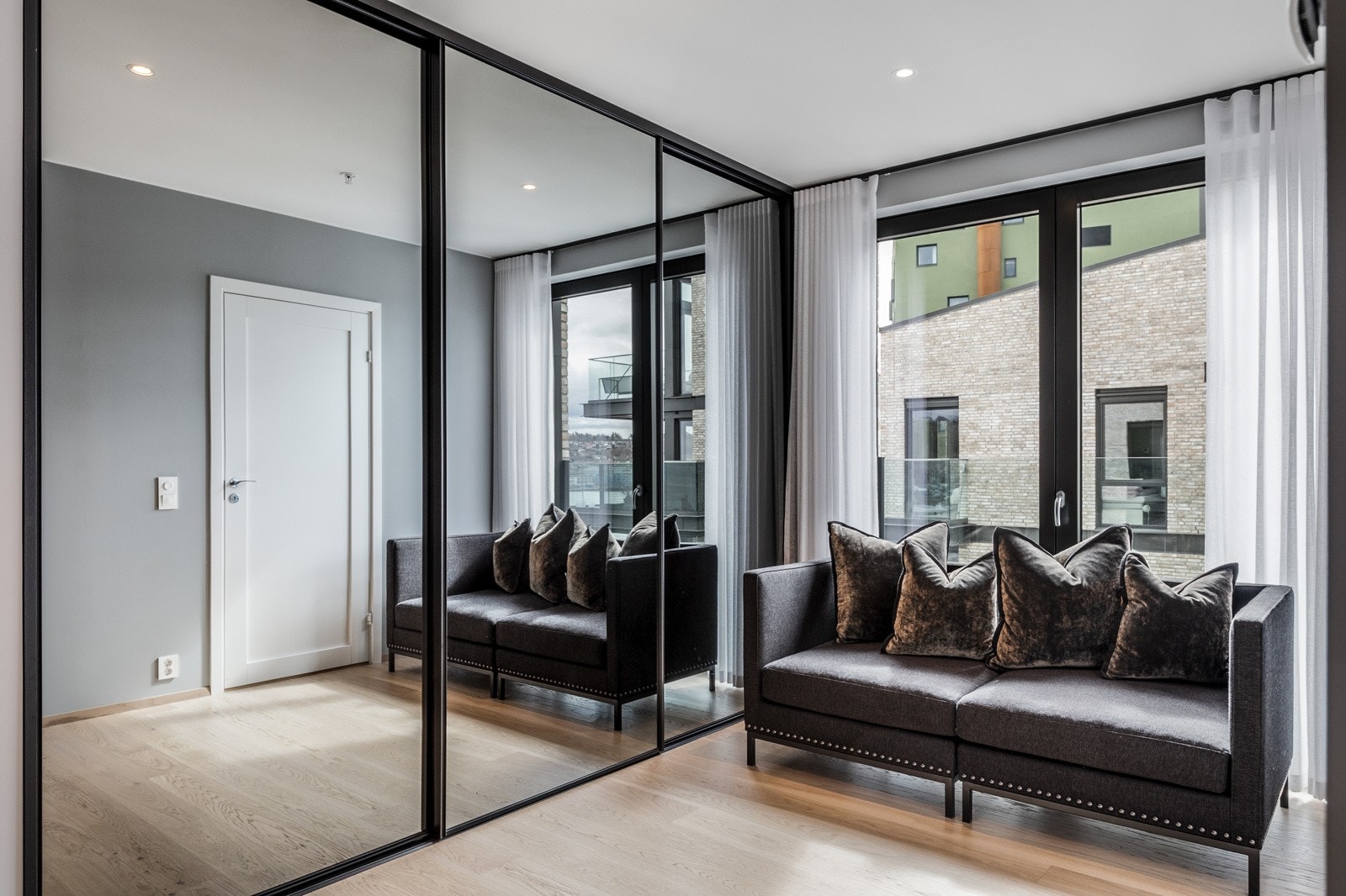 Stor og praktisk skyvedørsgarderobe i hallen. Galleribilde