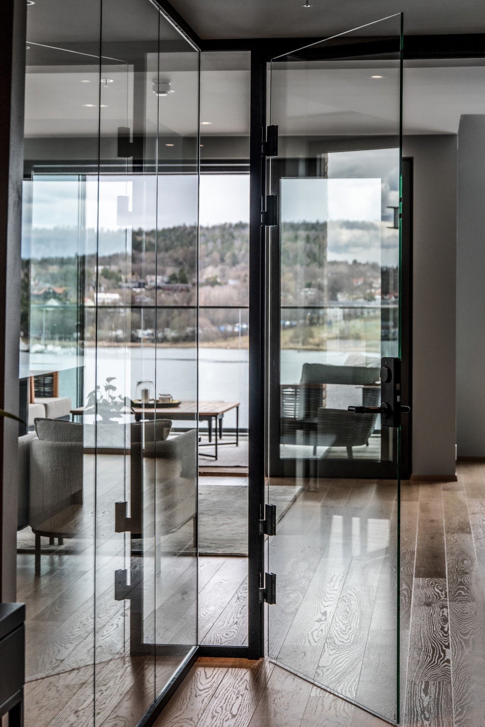 Lekre glassdører skiller gangen fra oppholdsrommet. Galleribilde