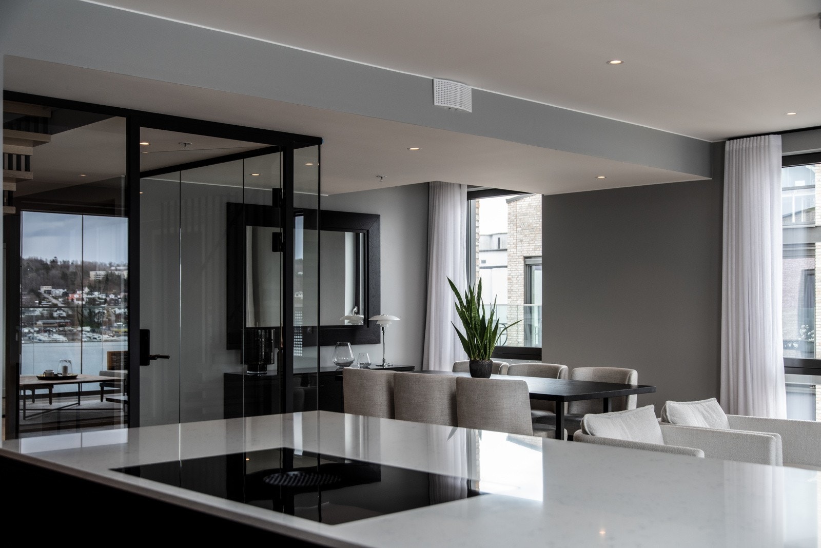 Benkeplaten er den delen av kjøkkenet du bruker og sliter mest på. Her er det valgt en benkeplate av 20 mm komposittstein. Galleribilde