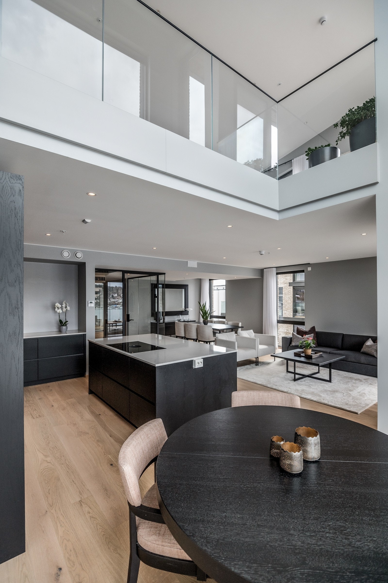 Kjøkkenet er vesentlig påkostet med innredning og hvitevarer. Galleribilde