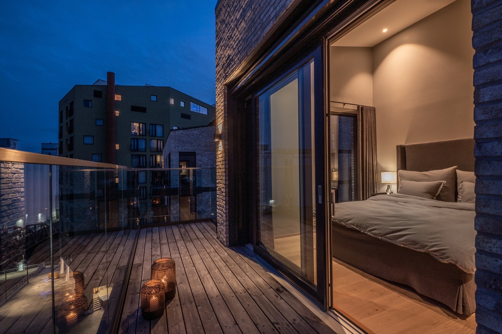 Via stor skyvedør er det utgang til balkong. Galleribilde