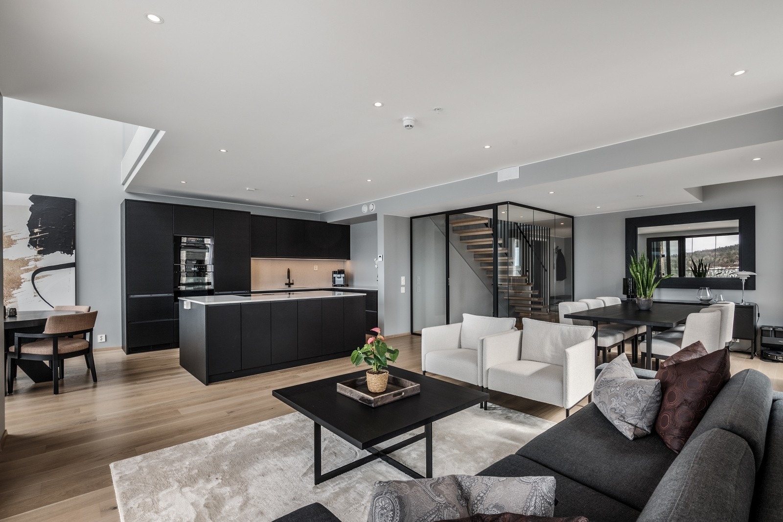 Stuen er romslig og komfortabel, med flott utsikt gjennom de store vinduene. Galleribilde