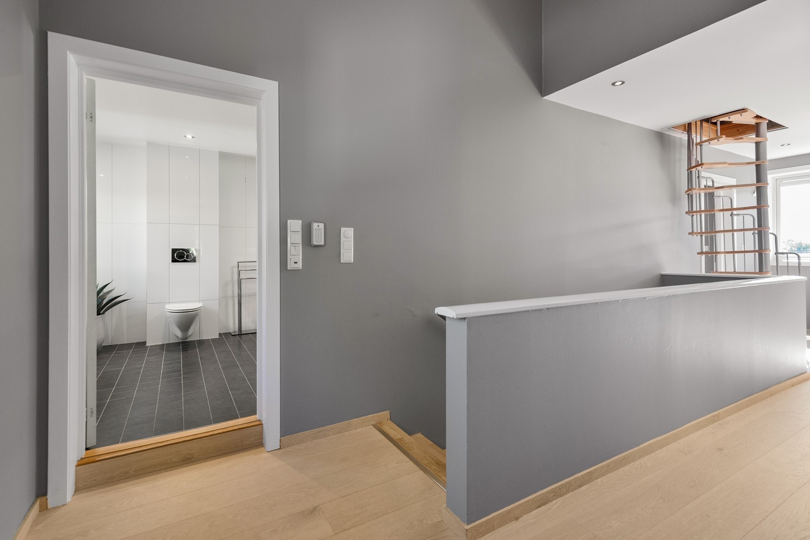 Stor og luftig gang mellom 4 soverom og et stort bad. Store veggflater kan utnyttes på en kreativ måte med store bilder og veggdekorasjon. Galleribilde