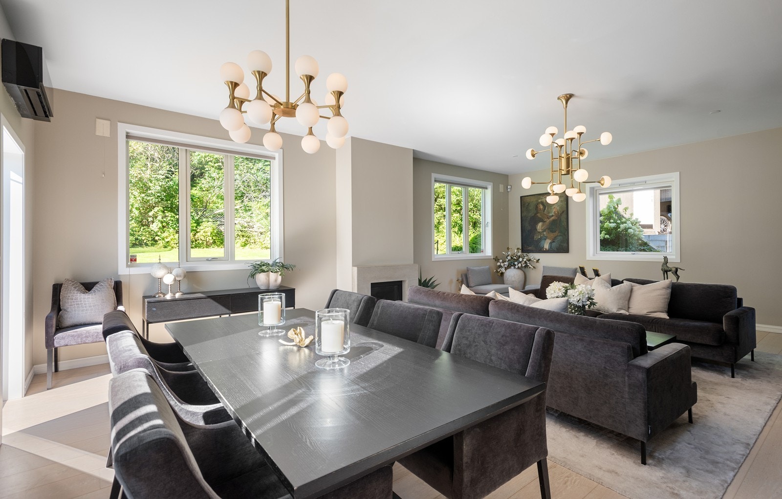 God plass til både TV-stue og spisestuesone. Galleribilde