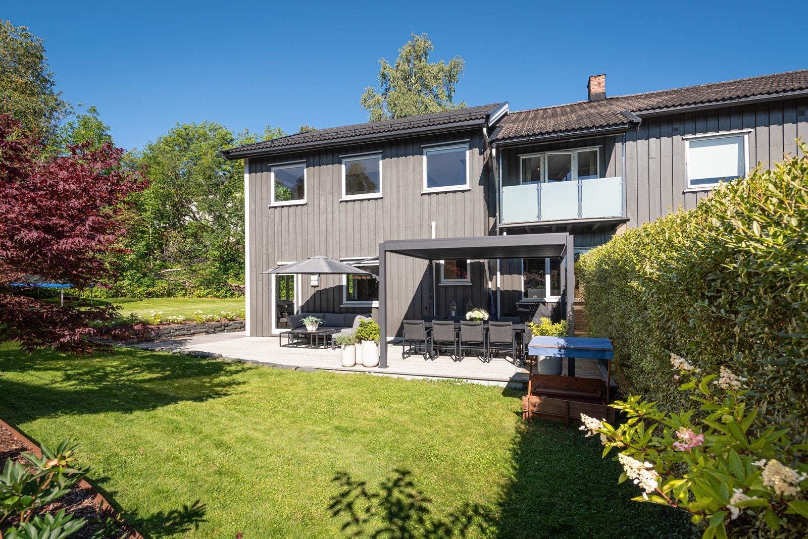 Nydelig og idyllisk have, hyggelige soner og godt med boltringsplass. Galleribilde