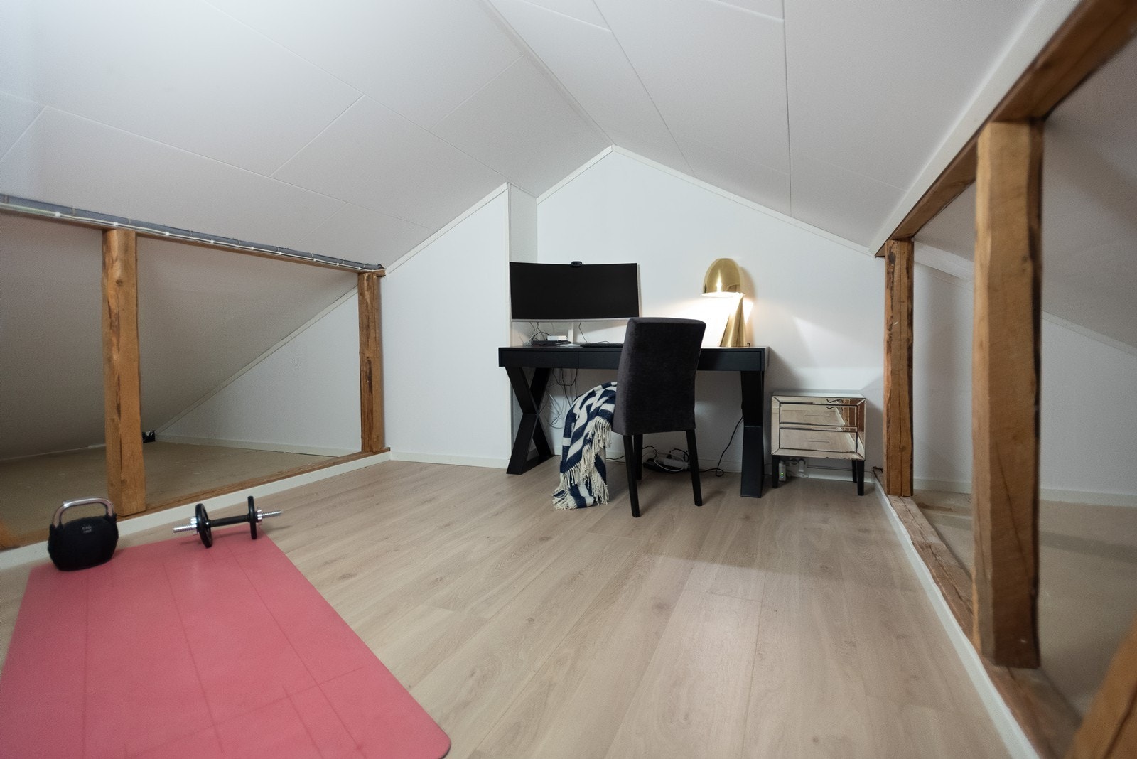 Disponibelt rom som i dagen brukes som kontor og treningsrom. På motsatt side av rommet er det et enda større lagringsloft. Galleribilde