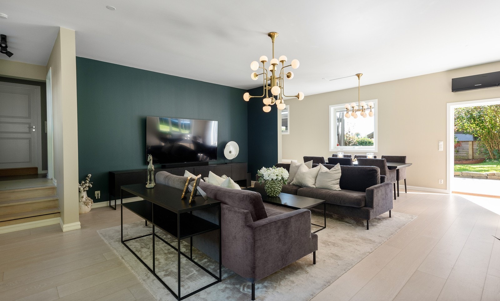 Legg merke til takhøyden fra nivået i trappen ut mot inngangsdøren og i selve stuesonen, dette gir en fantastisk romfølelse. Galleribilde