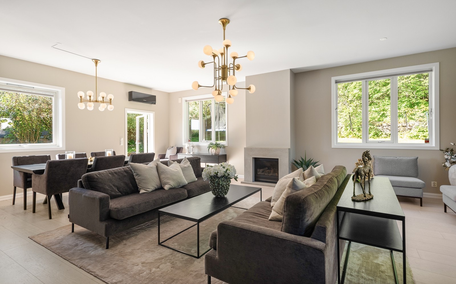 Stor stue med ekstra store vinduer og meget generøs takhøyde. Et lyst og behagelig rom. Galleribilde