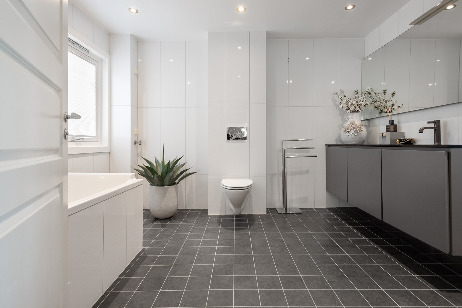 Det romslige badet i 2. etasje har stort badekar og bred servant med stort overspill. Galleribilde