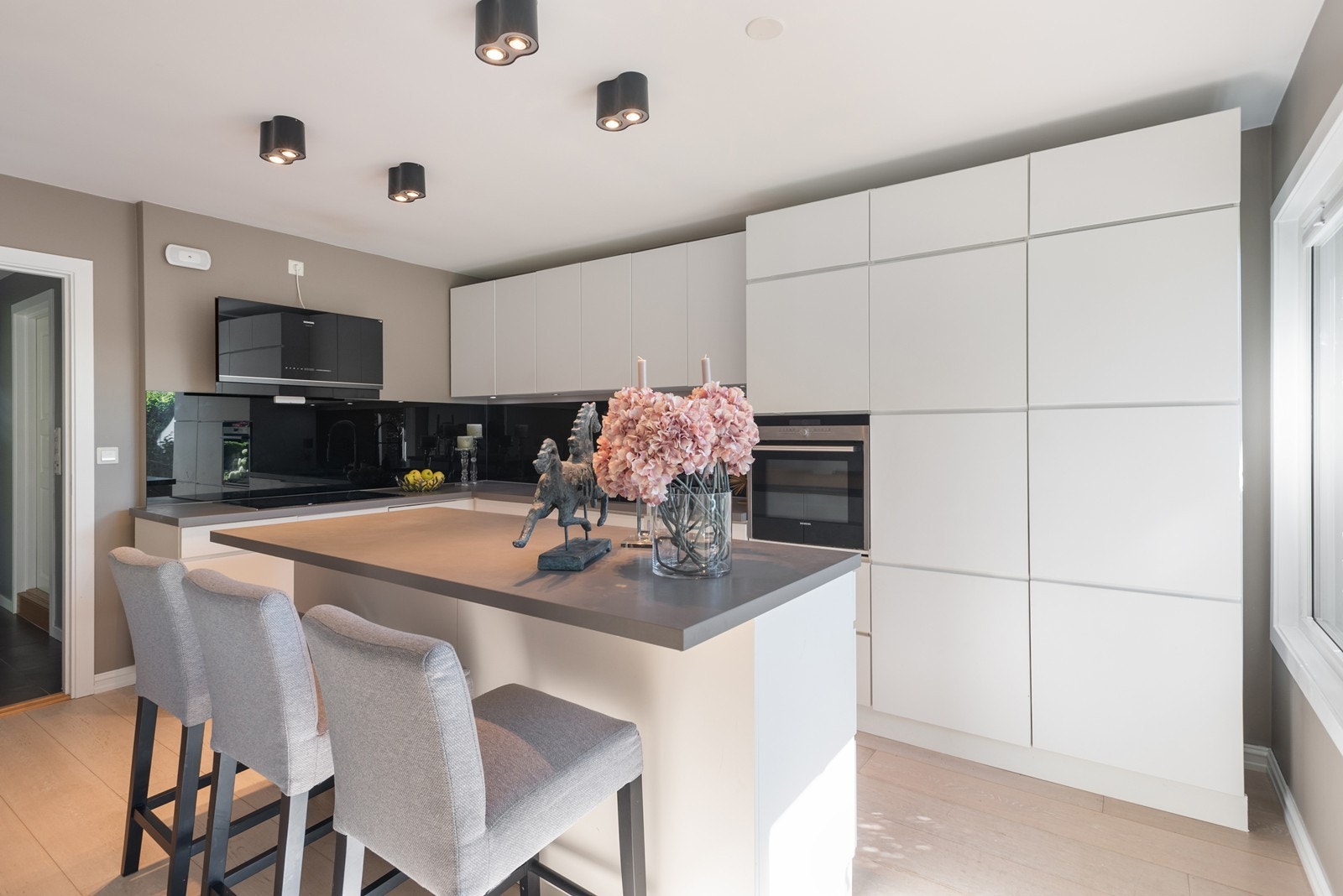 Rikelig med oppbevaringsplass i kjøkkeninnredningen Galleribilde