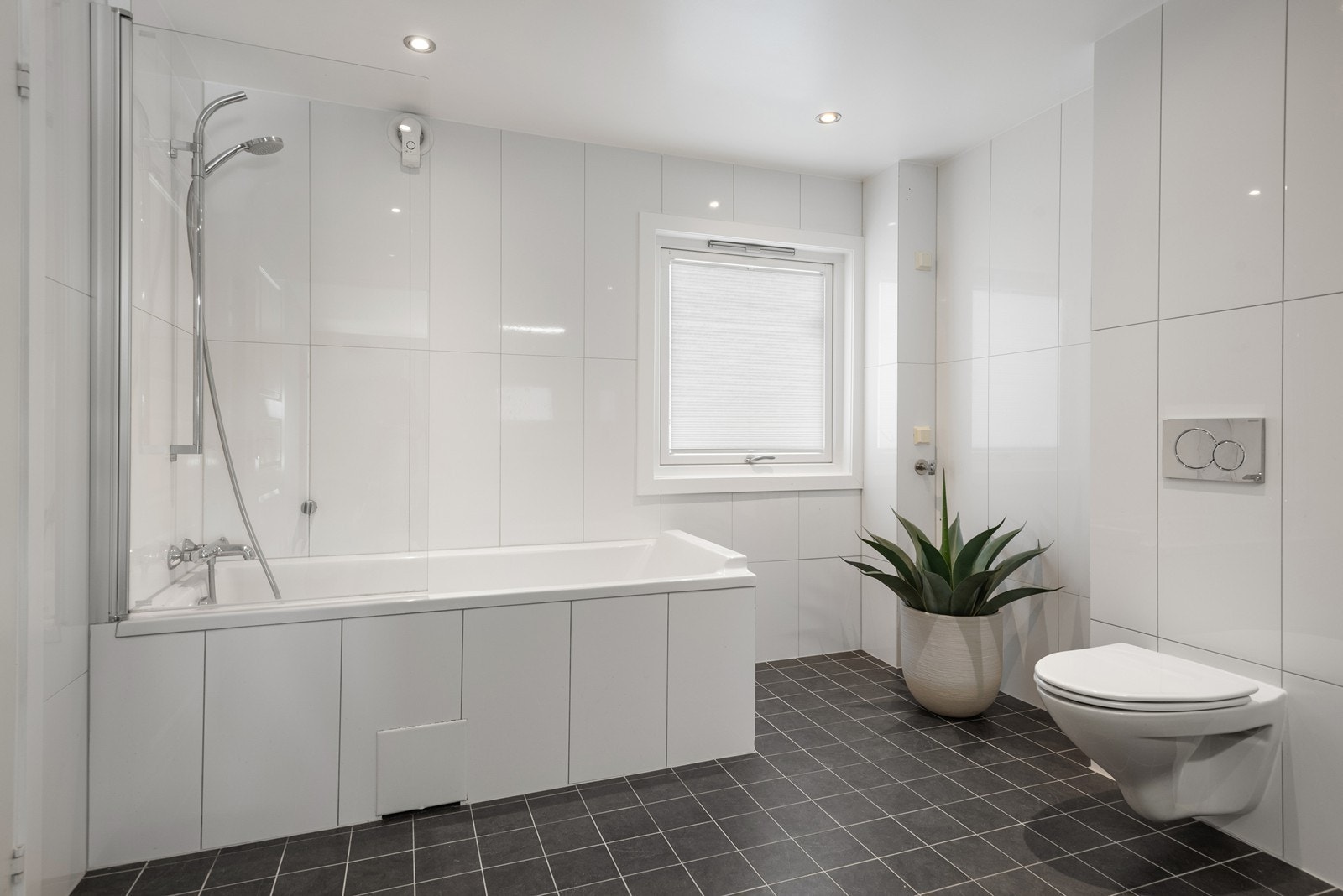 Lagt opp vann i hjørnet for etablering av enten dusjkabinett eller ekstra sett med vaskemaskin. Galleribilde