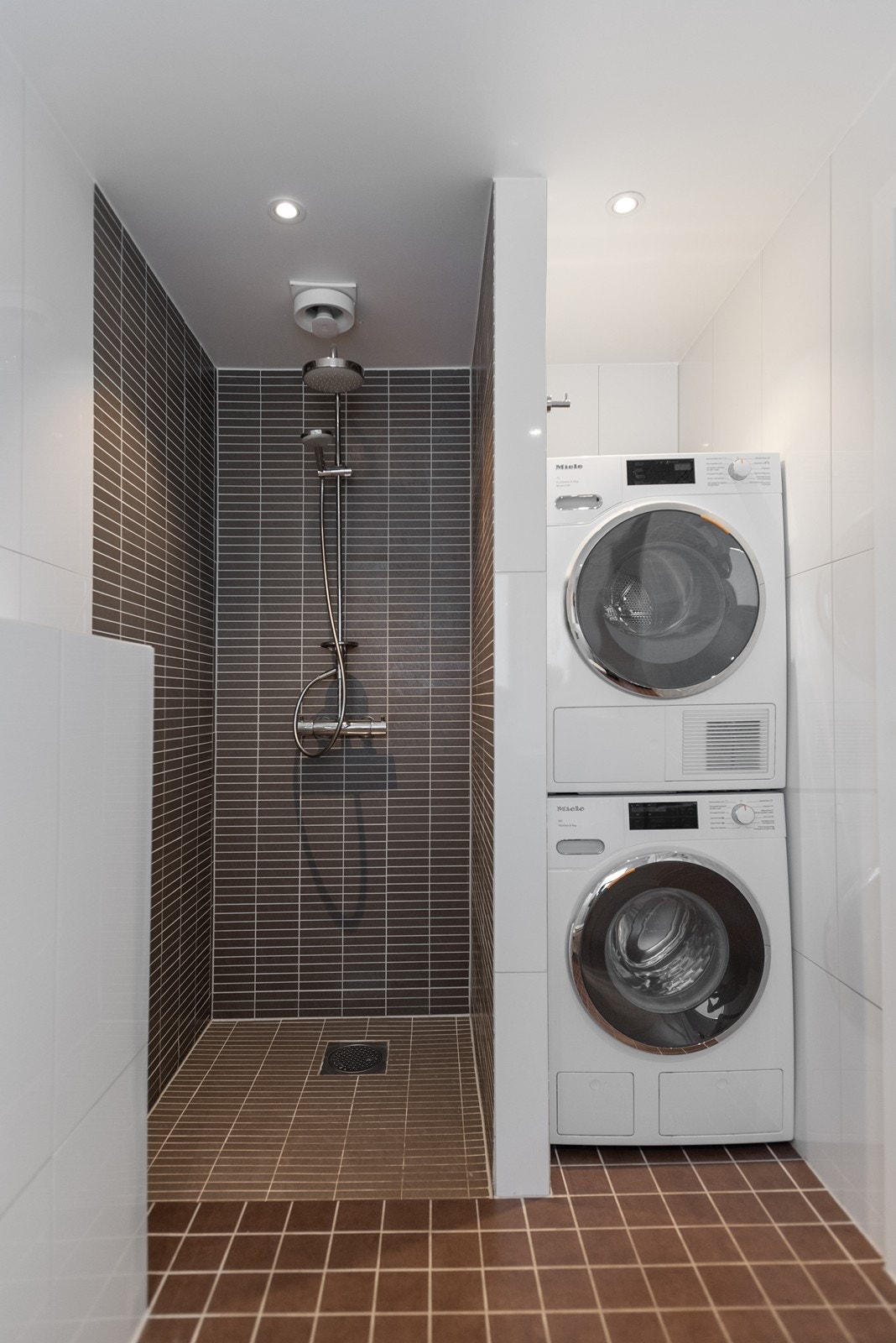 Badet har dusjnisje, vaskemaskin og tørketrommel, enkel adkomst fra entré og hovedinngang. Galleribilde