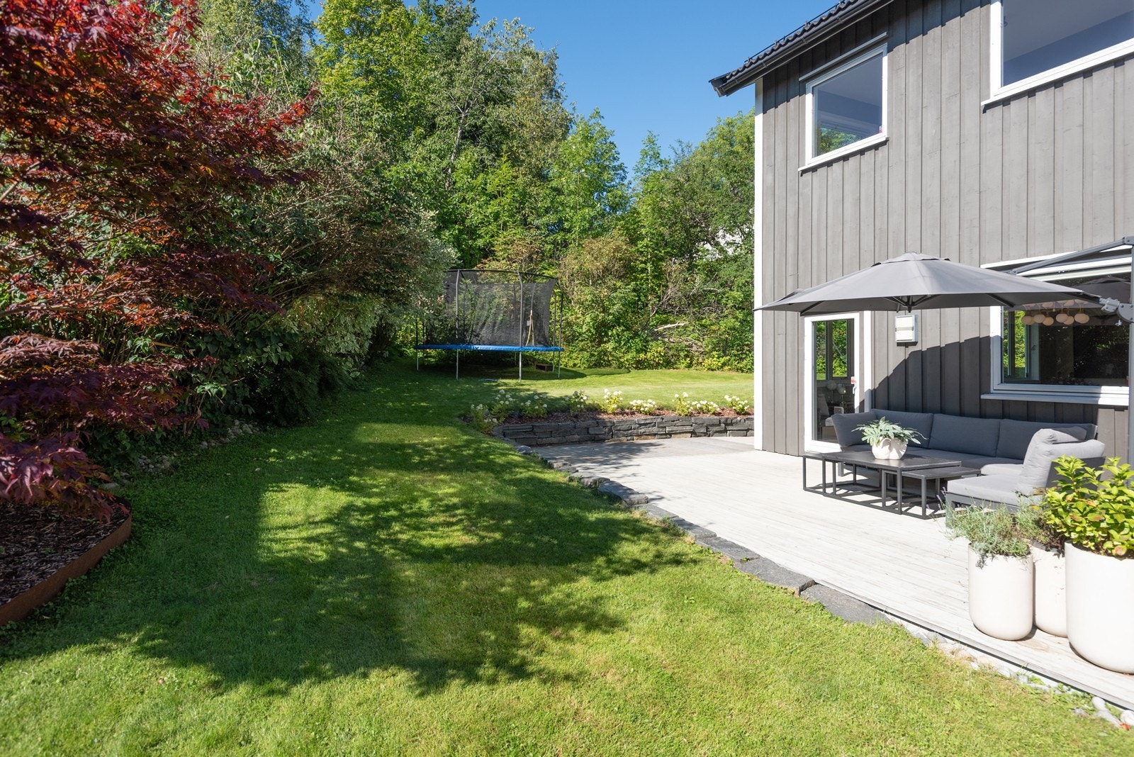 Frodige omgivelser og en trygg uteplass for de minste. Galleribilde