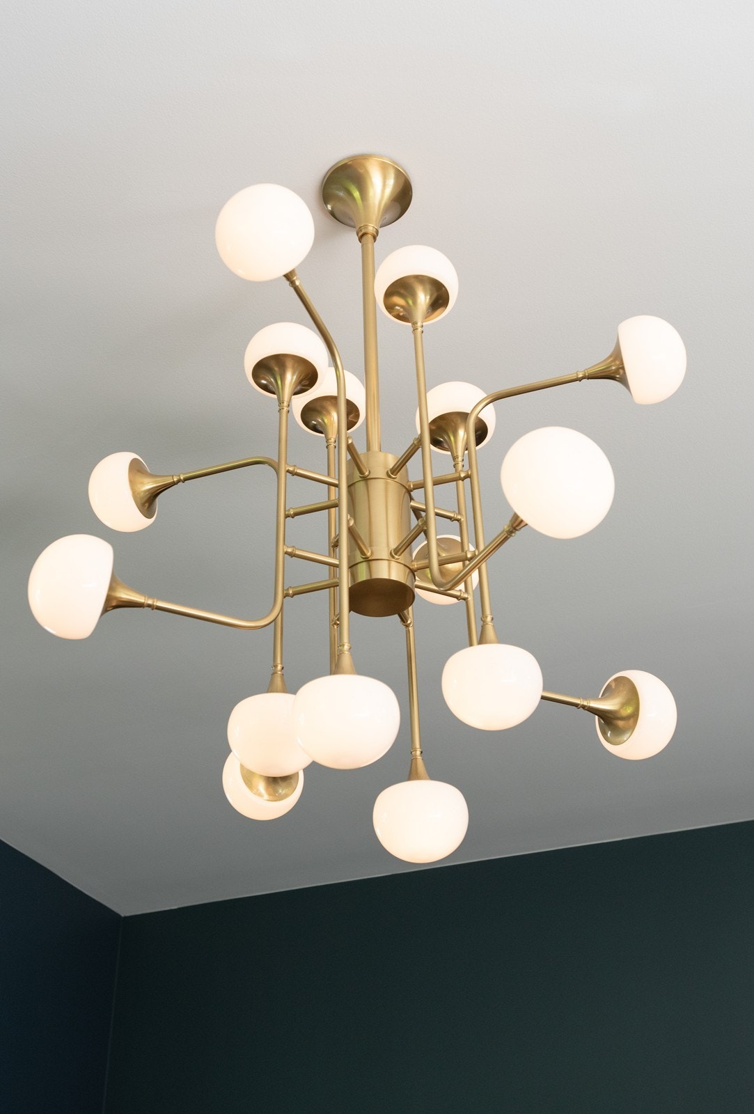 Taklampene i stuen følger i utgangspunktet ikke med, men kan kjøpes av eier. Galleribilde