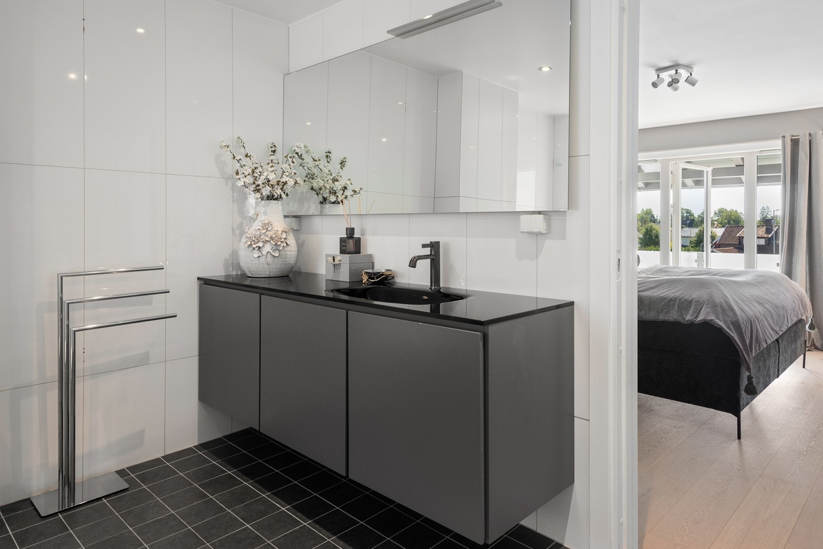 Badet har 2 innganger, et fra gangen ved trappen og et direkte fra hovedsoverommet. Galleribilde