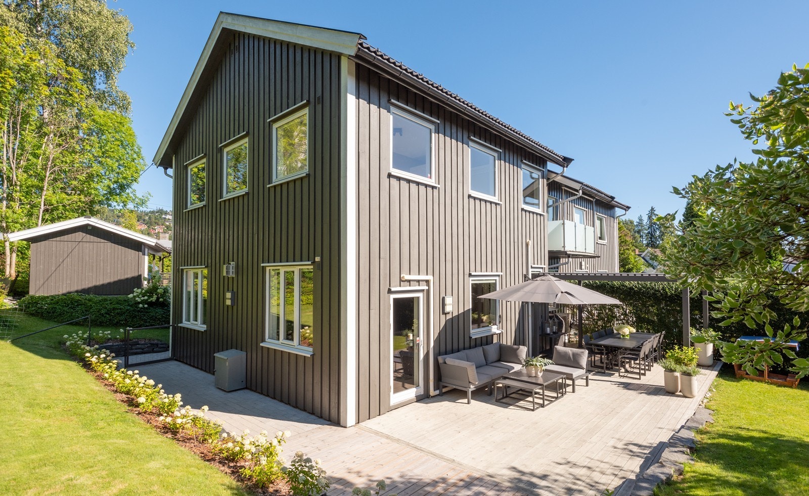 Stor familiebolig med 4 soverom i samme etasje, stor barnevennlig hage og gode solforhold. Galleribilde