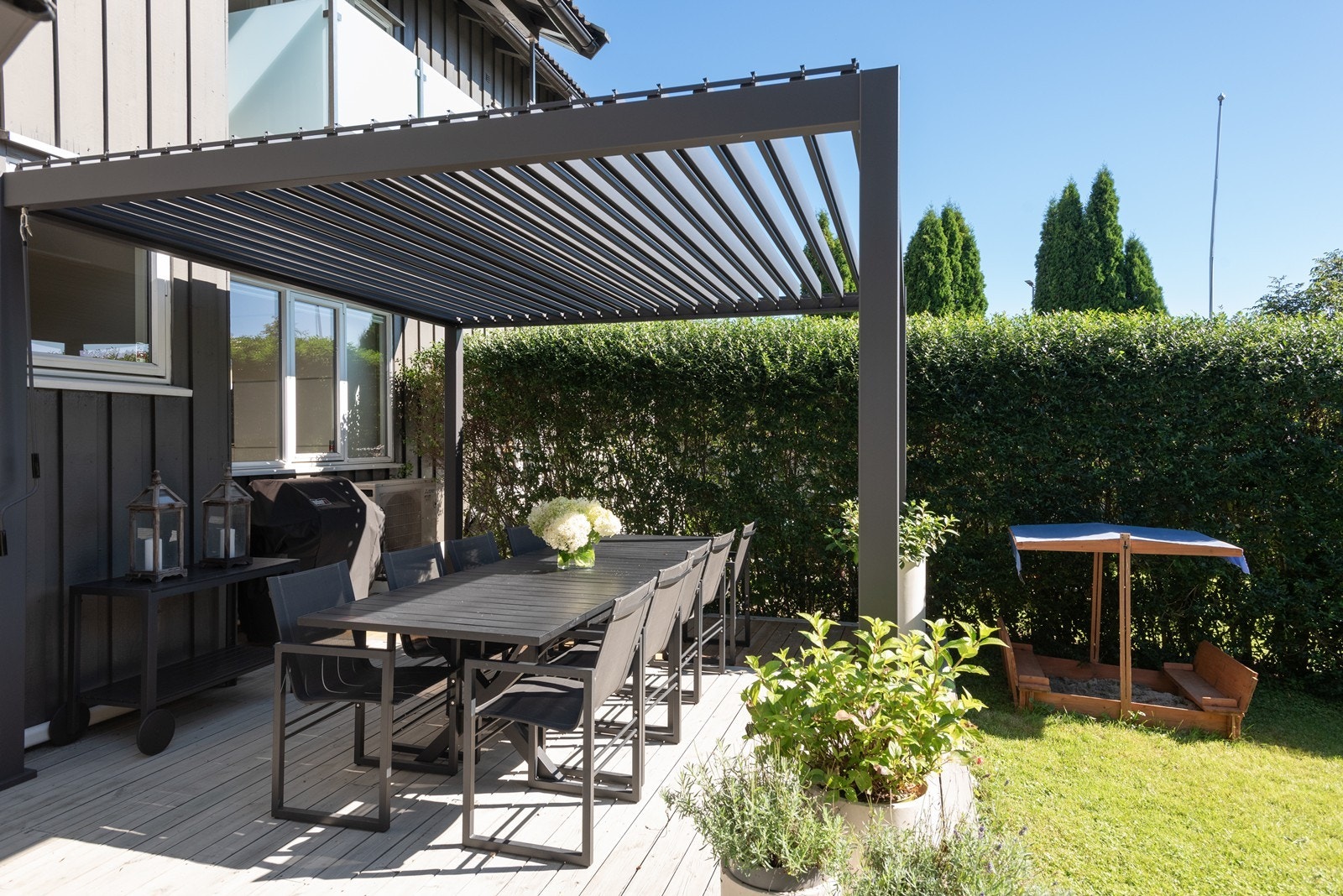 Lun uteplass under pergolaen (pergola er ikke fastmontert og følger i utgangspunktet ikke med, men kan kjøpes av eier) Galleribilde