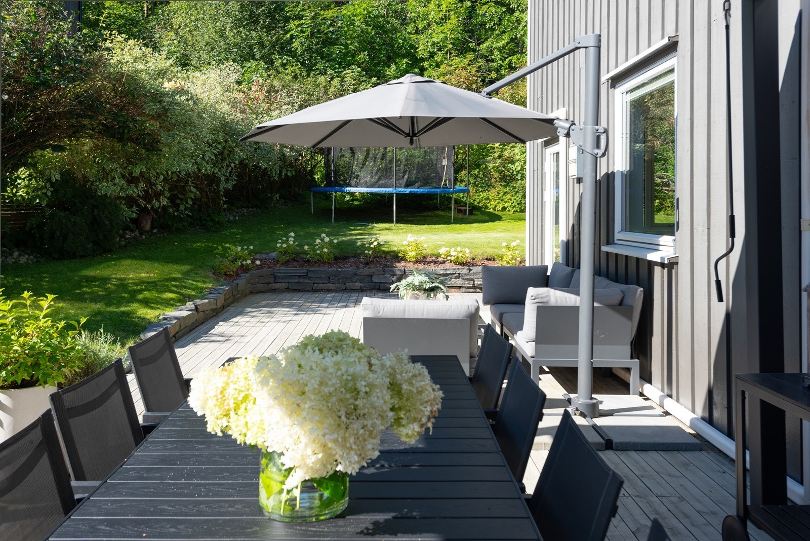 Fra stuen kommer man til en stor solrik platting, god plass til flere soner. Galleribilde