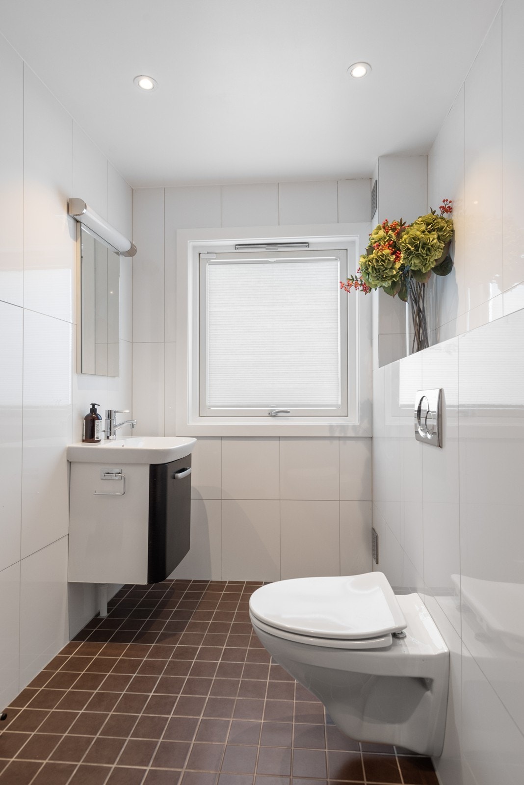 Bad 1 i 1. etasje, vis-a-vis entré Galleribilde