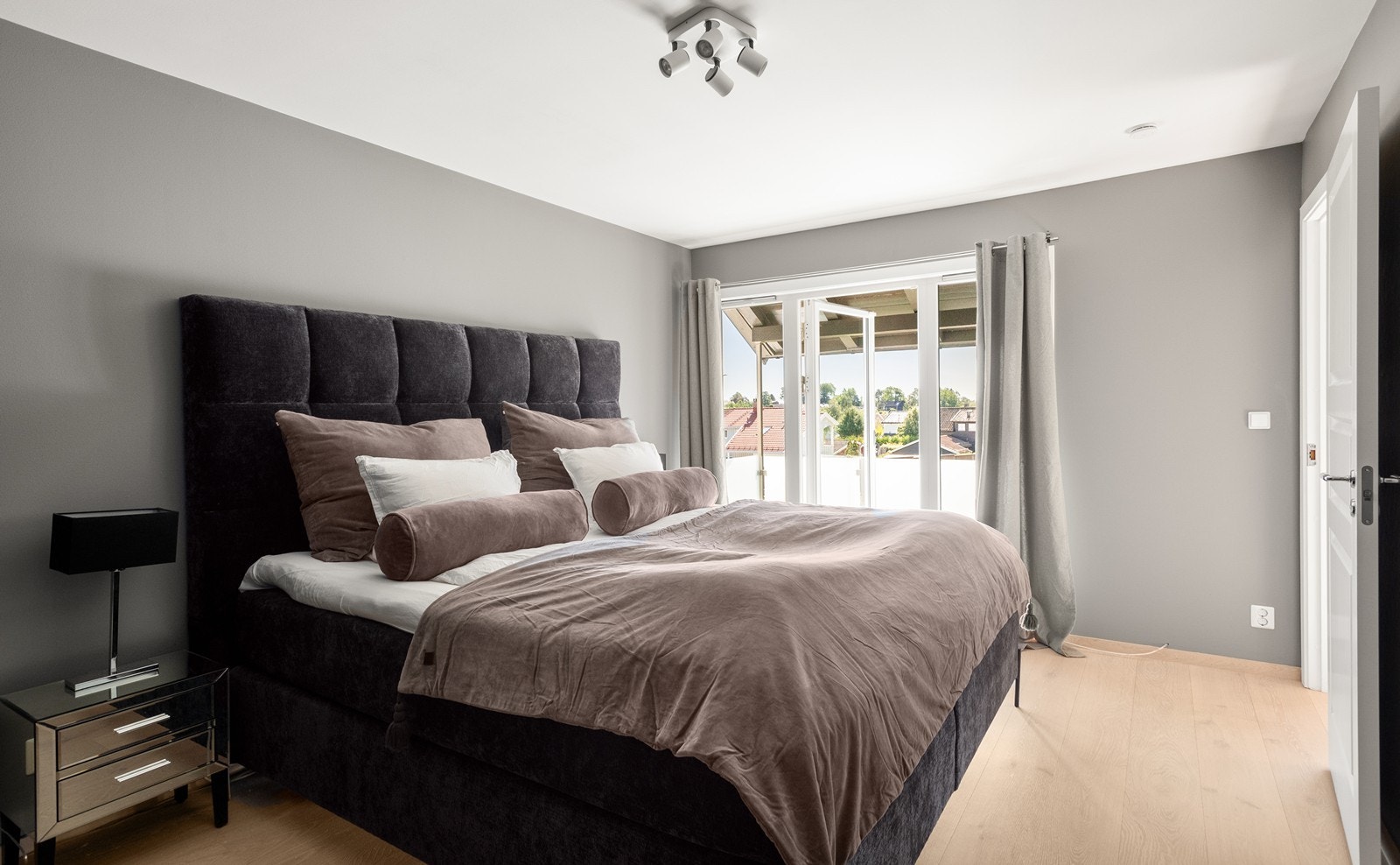 Soverom 1 av 4 med utgang til balkong. Rommet er av god størrelse og passer også ypperlig som en ekstra TV-stue. Galleribilde
