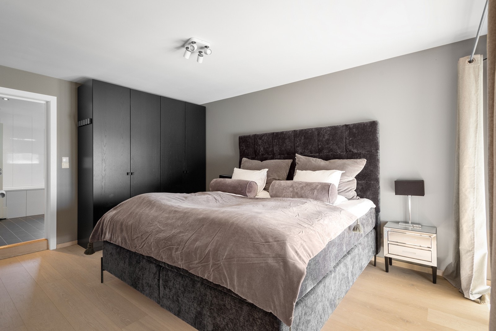 Hovedsoverom har direkte tilgang til badet Galleribilde