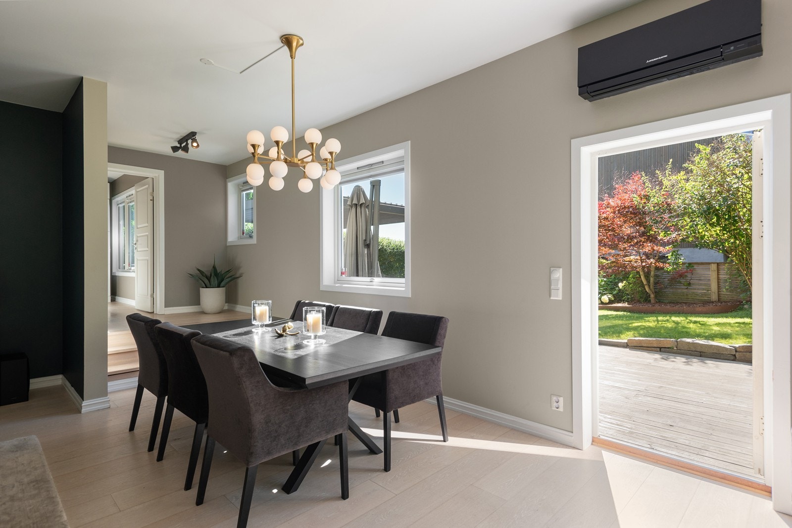 Utgang til terrassen fra stuen, ny varmepumpe over døren. Galleribilde