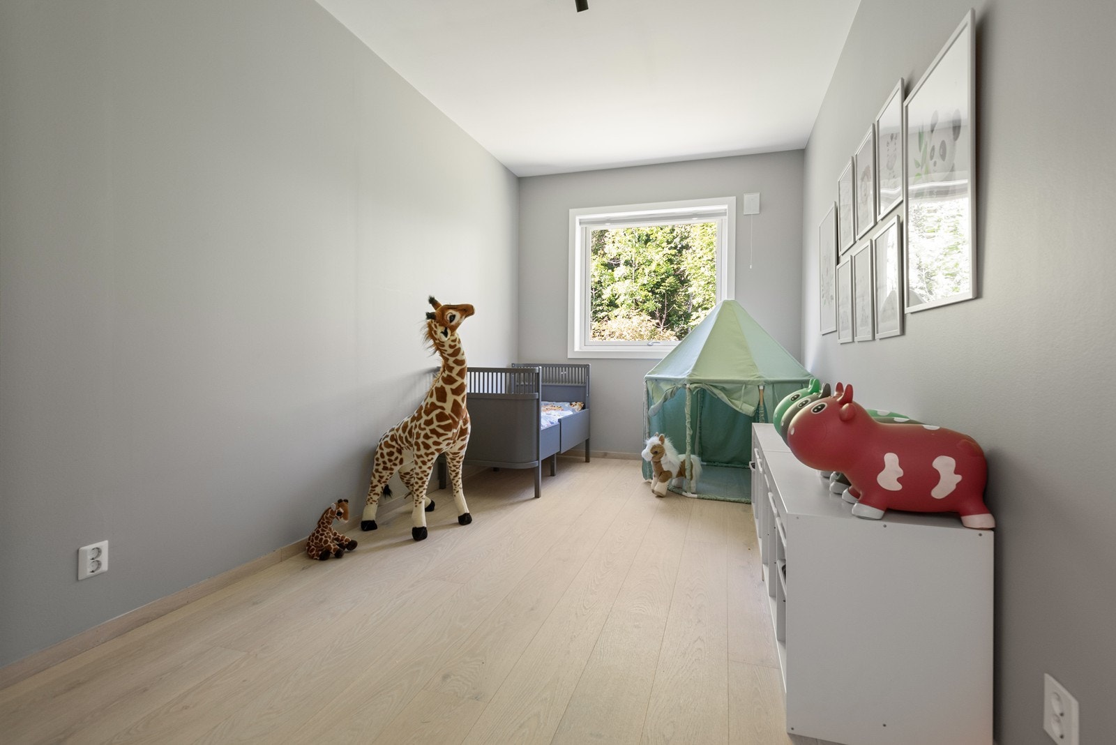 Soverom 3 av 4, rikelig med plass, det er også god plass til bred dobbeltseng på alle soverommene. Galleribilde