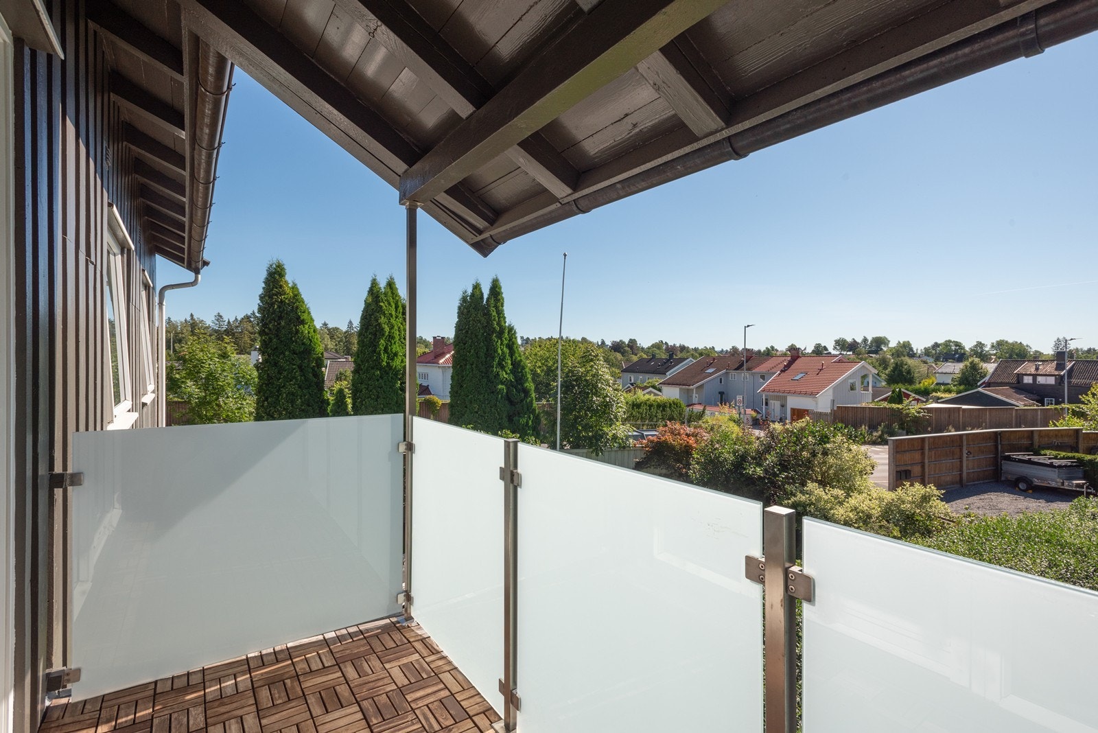 Balkong mot sør med utsikt over nabolaget. Galleribilde