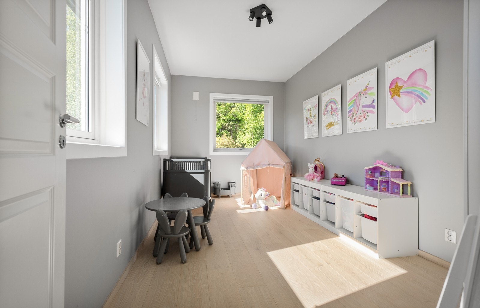 Soverom 2 av 4, vinduer mot sør og vest, de 3 store vinduene gir rikelig med lys inn i rommet. Galleribilde