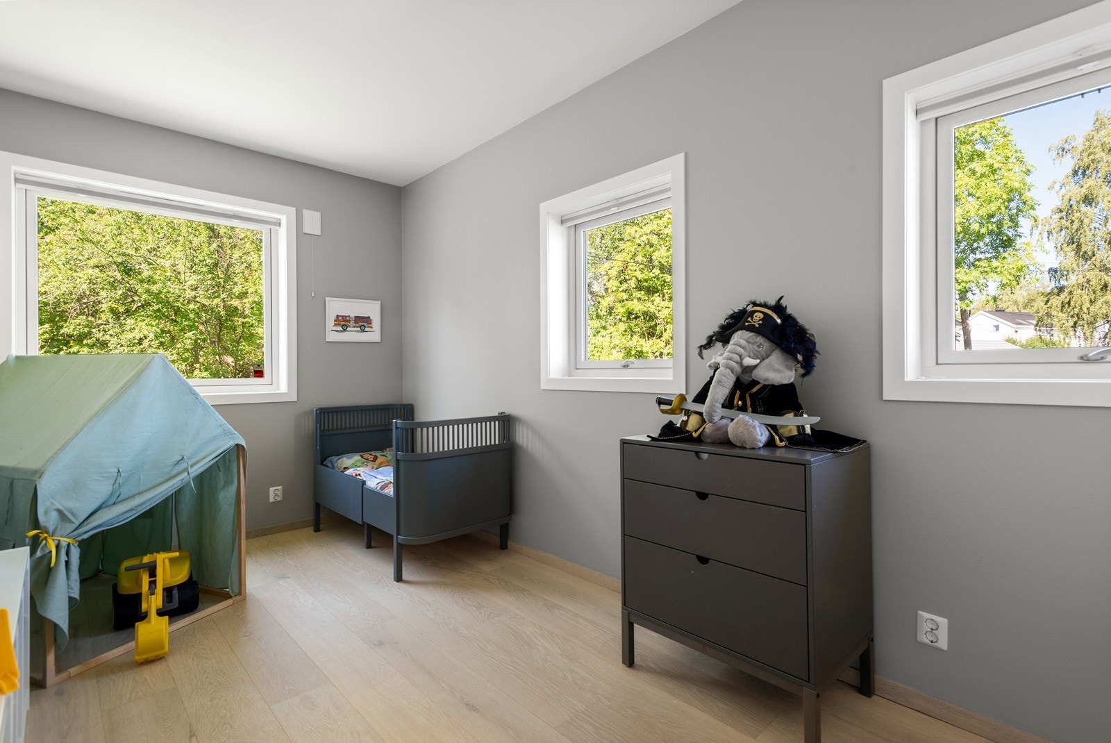 Store vinduer med frodig utsikt, vinduene vender mot vest og nord i ette rommet og gir en sval atmosfære. Galleribilde