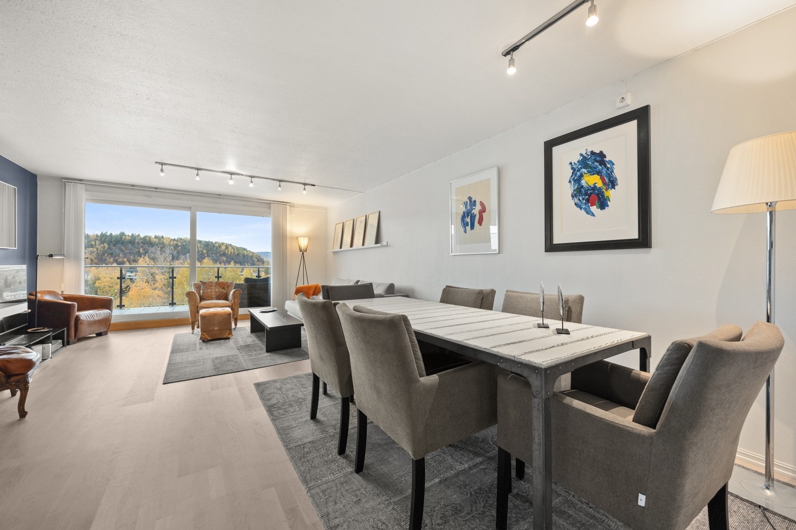 Fra stuen er det utgang til en stor balkong på 29 kvm! Galleribilde