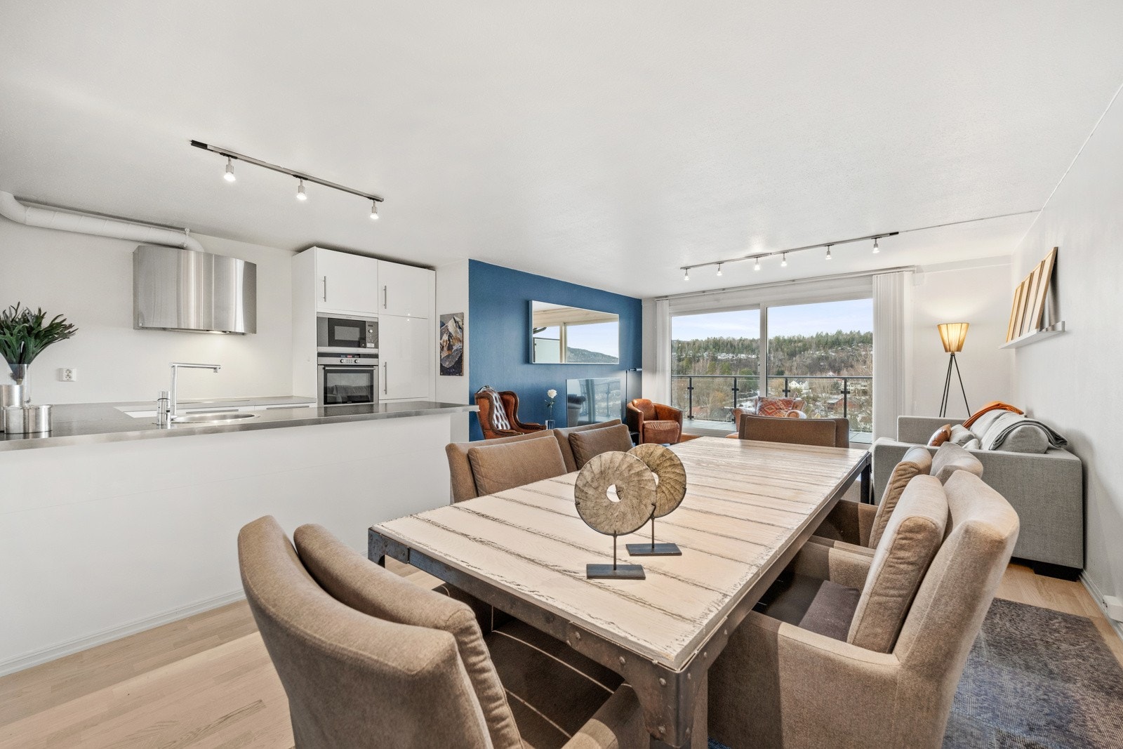 Plass til hyggelig spisebord Galleribilde