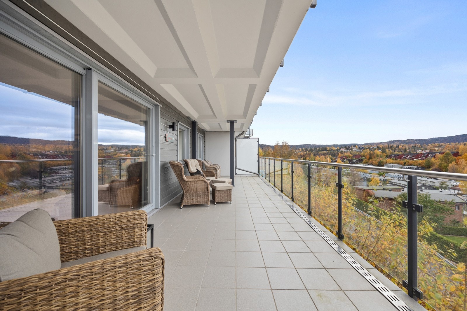 Dette er en innbydemde og moderne 3-roms med fantastisk utsikt! Galleribilde