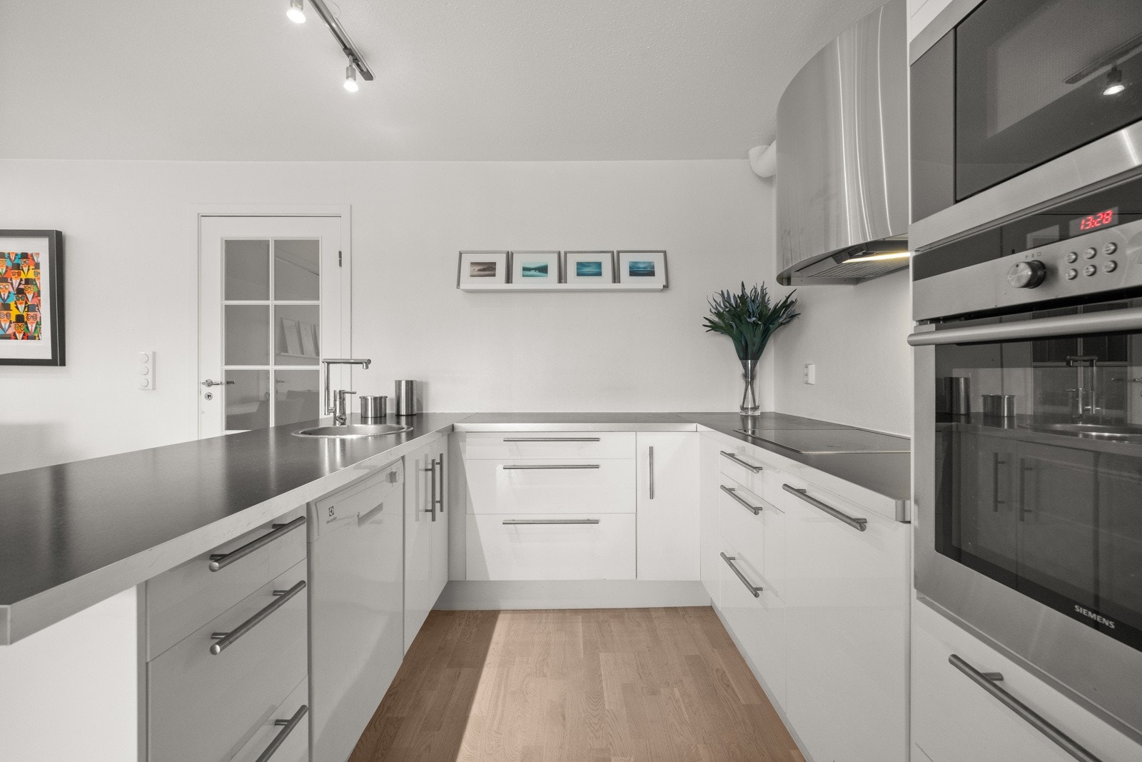 Integrerte hvitevarer og benkeplate av laminat. Galleribilde