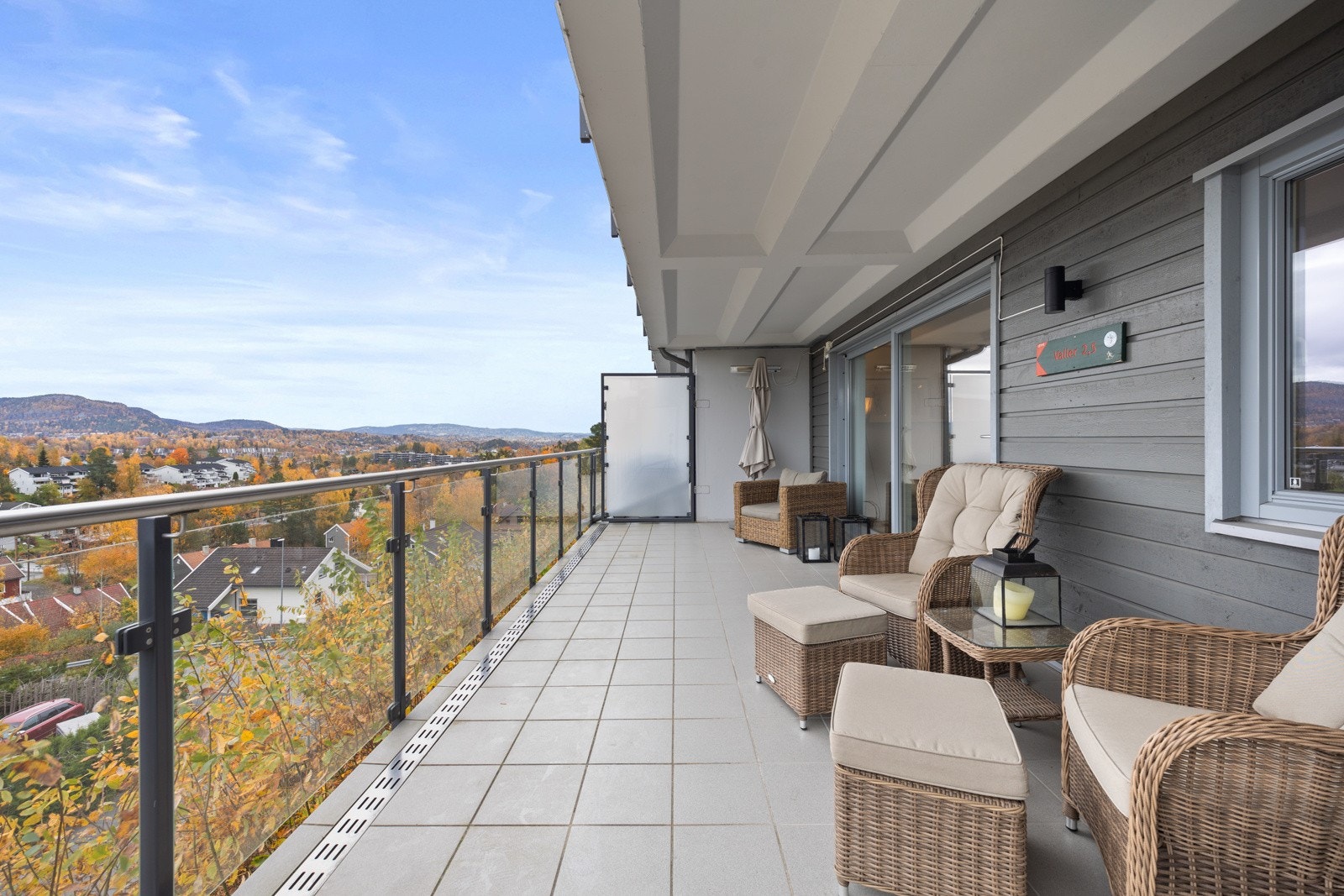 Leiligheten ligger høyt og fint til med vid utsikt mot blant annet Tanumåsen, Holmenkollen og Kolsåstoppen! Galleribilde