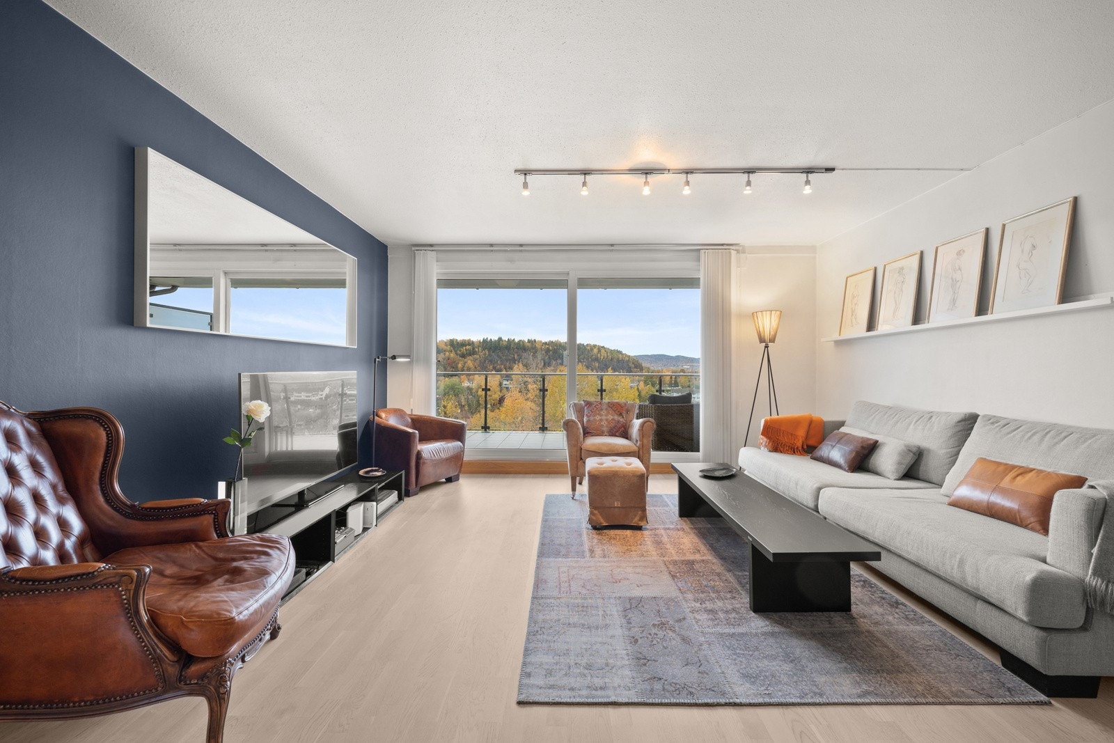 Innbydende og romslig med god plass til sittegruppe, TV-seksjon, hyller og annet stuemøblement Galleribilde