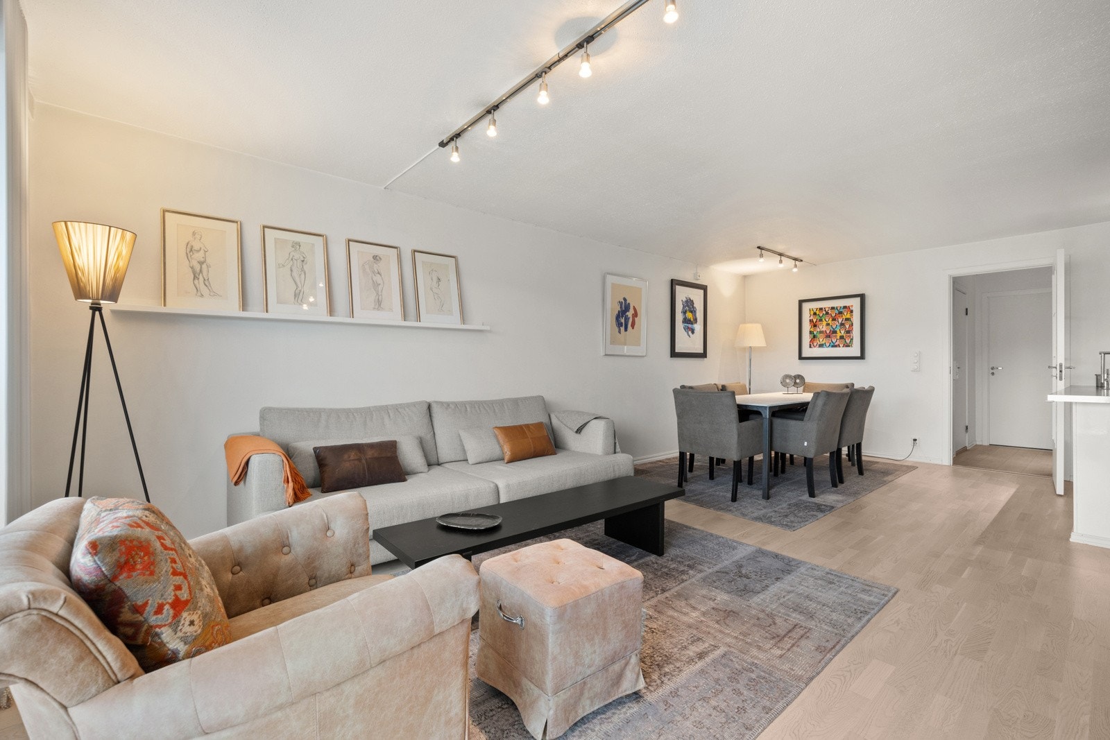 Åpen løsning med stue og kjøkken Galleribilde