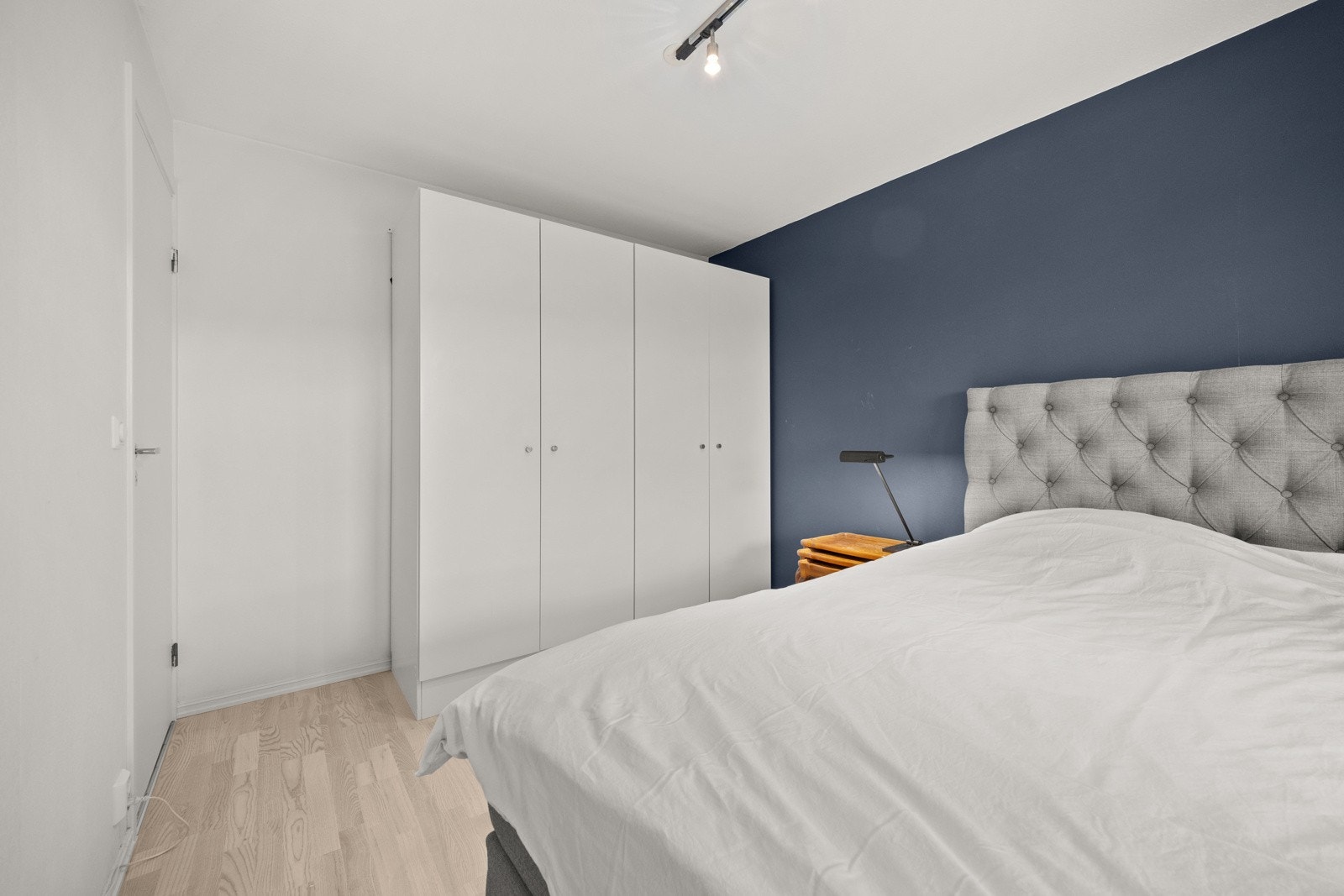 Det er godt med oppbevaringsmuligheter i store garderobeskap Galleribilde