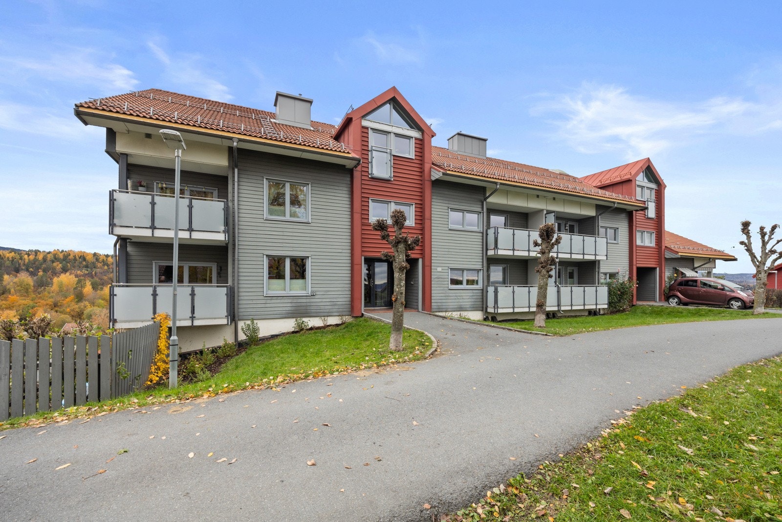 Velkommen til Hiltonåsen 44, presentert av eiendomsmegler Edvard Chapsang vEIE eiendomsmegling avdeling Sandvika. Galleribilde