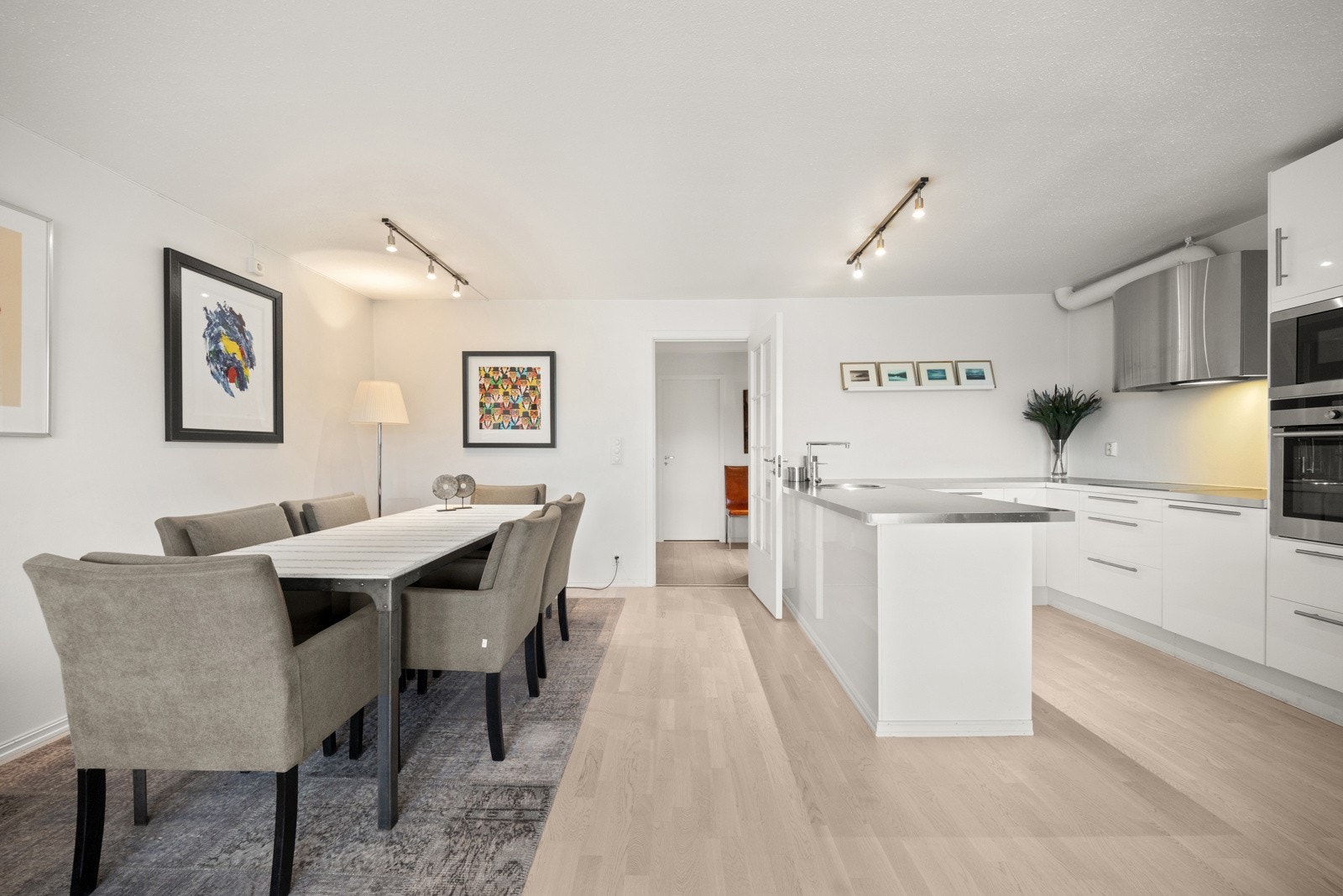 Lekkert kjøkken med gode oppbevaringsmuligheter Galleribilde